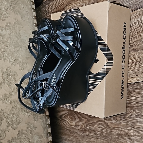 Roc Roxie Platform Wedges - Picture 2 of 4